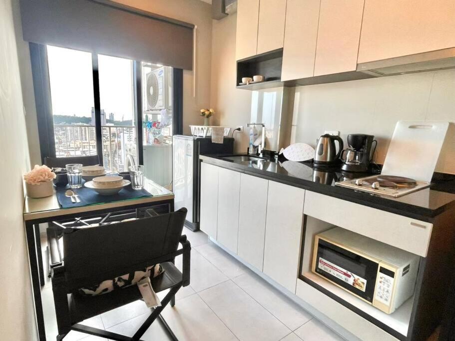 Base Central Pattaya Long Balcony King-Bed With Infinity Pool & Free Netflix! Exterior foto