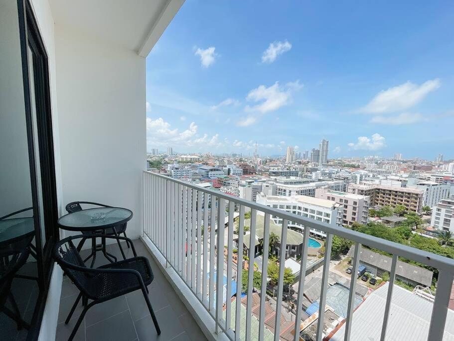 Base Central Pattaya Long Balcony King-Bed With Infinity Pool & Free Netflix! Exterior foto